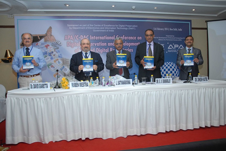 Right to left: Dinesh Katre, Associate Director & HoD, C-DAC, Dr. G. V. Ramaraju, Group Coordinator, R & D in IT Group, Department of Electronics & Information Technology (DeitY), Government of India, Shri J. Satyanarayana, Secretary, Department of Electronics & Information Technology (DeitY), Government of India, Ruben Riestra, Director, INMARK , David Giaretta, APA Director.